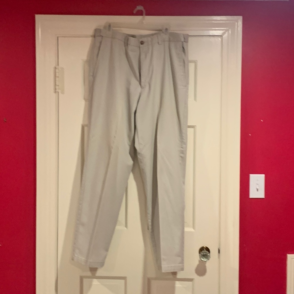 Men’s classic 100% cotton trousers.